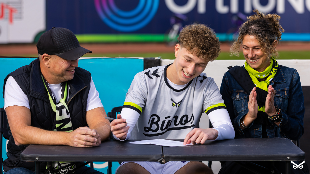 Mark Bronnik signing his first pro contract with his parents