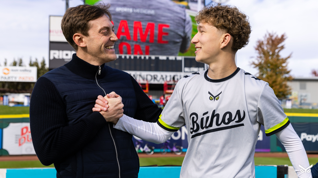 Mark Bronnik shaking hands with Head Coach Dominic Casciato